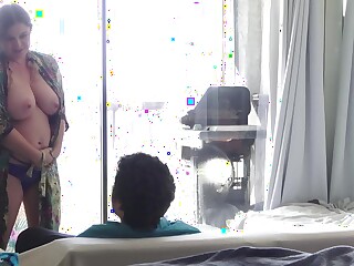 胸大无脑的家庭主妇勾引房客上床。