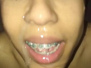 Perra sucia excita escupir en la cara