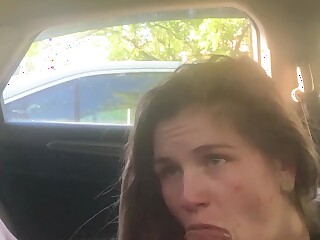 Le hizo la boca a una puta en un coche y filmó este porno caliente