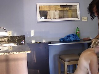 Esposa tetona es follada en la cocina por un vecino mientras el marido está de viaje de negocios