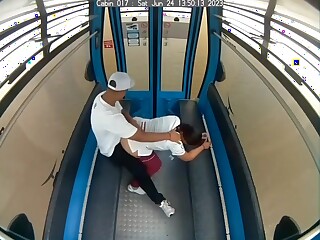 在缆车车厢里做爱，你们这些无耻的厄瓜多尔人！