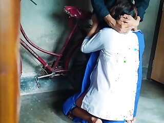 Indischer Lehrer ließ sich Sex mit einer ausgezeichneten Studentin erlauben