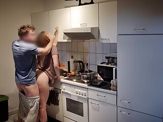 Du wirst den Salat später in Scheiben schneiden, und jetzt werde ich dich in der Küche mit Krebs ficken!
