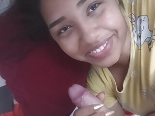 A rapariga colombiana pagou com a boca e a rata por andar de mota.