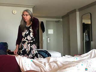 Jodido, quemado por la paja, ¿de dónde viene esta amiga de mamá?!Me encontré con una amiga de mamkin masturbándome, recordaré este día por mucho tiempo.