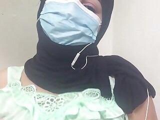 Mamá árabe se masturba dulcemente en un solo amateur