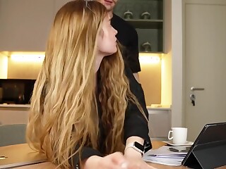blondine mit riesentitten hart auf dem tisch gefickt