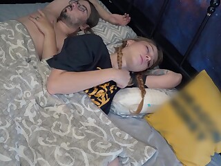 Laruna mave stöhnt bei hartem anal creampie