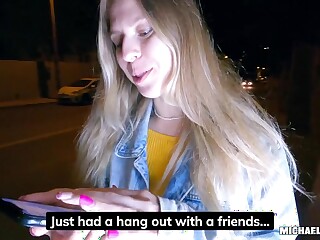 Rubia caliente chupa polla en la calle y luego follan duro